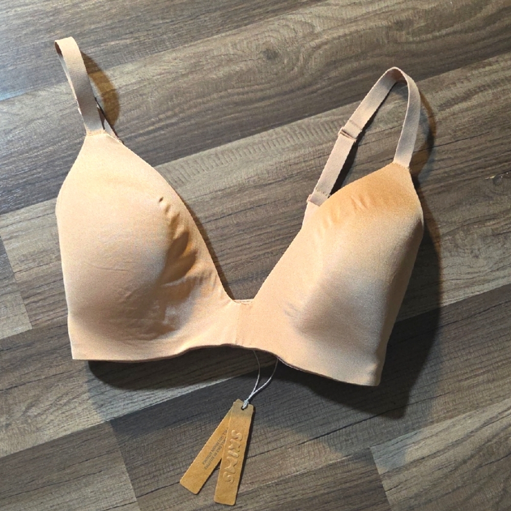 NWT SKIMS Wireless Lightly Padded Deep V BRA